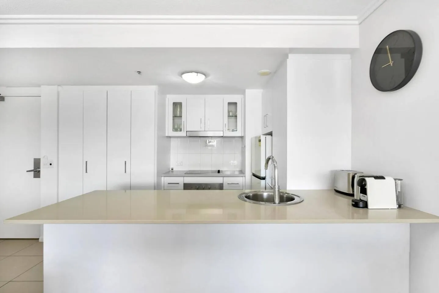 Easy Coastal Living In Cairns With Rooftop Pool Apartment