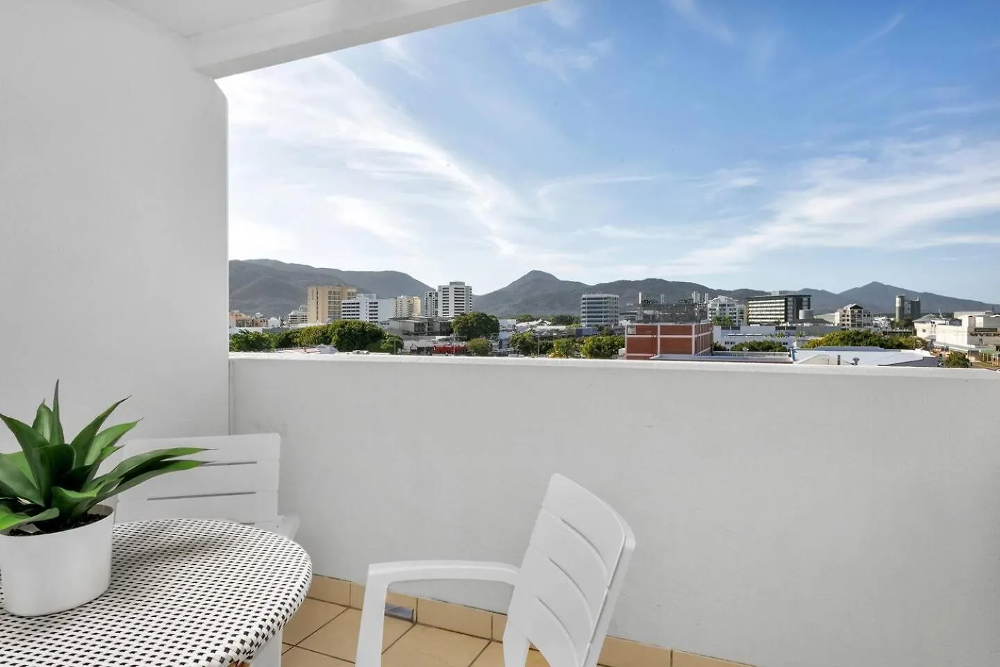 Easy Coastal Living In Cairns With Rooftop Pool 0*,