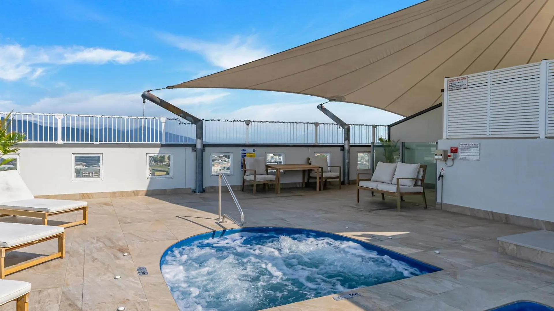 Easy Coastal Living In Cairns With Rooftop Pool 0*,