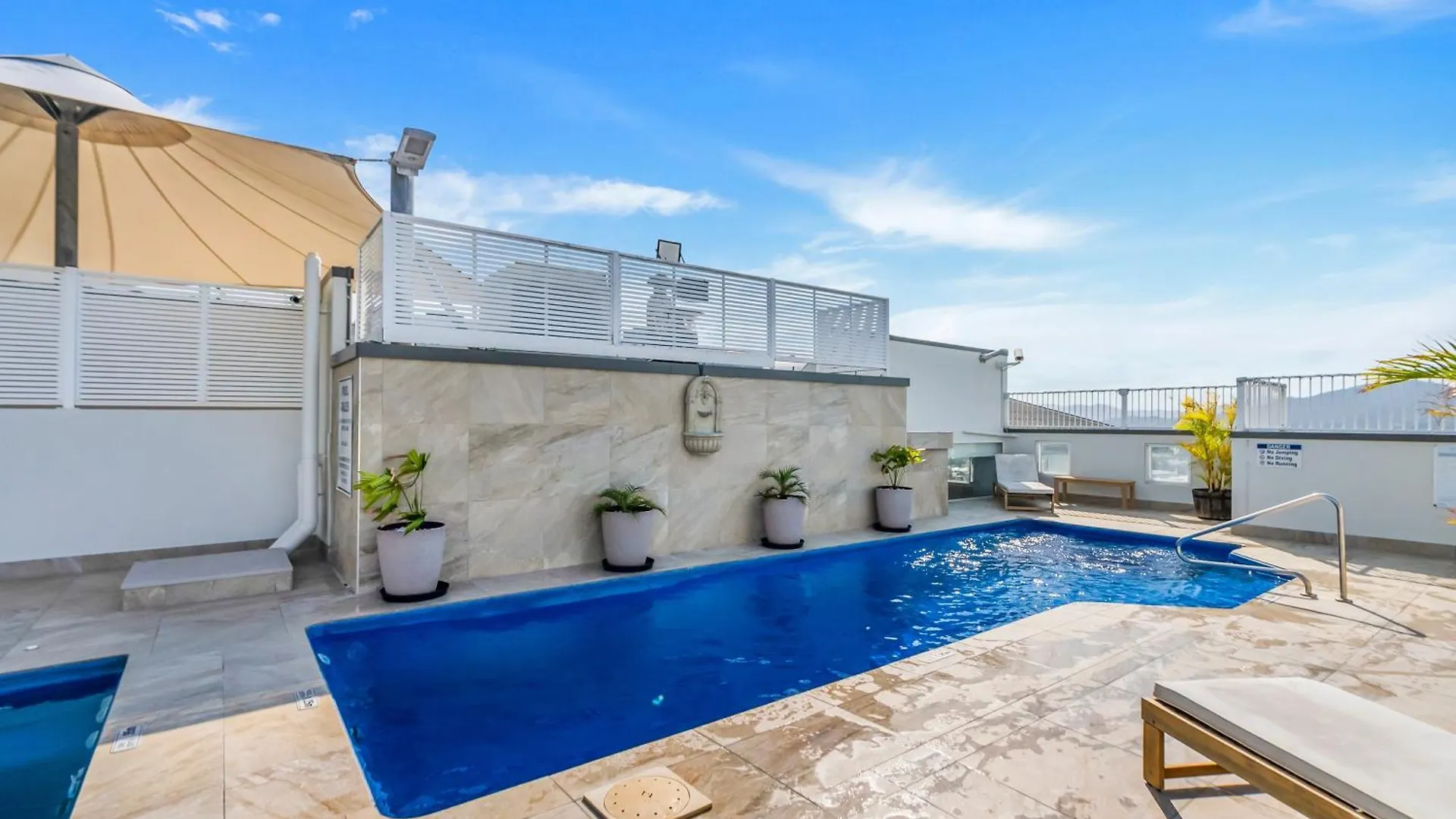 Easy Coastal Living In Cairns With Rooftop Pool Apartment