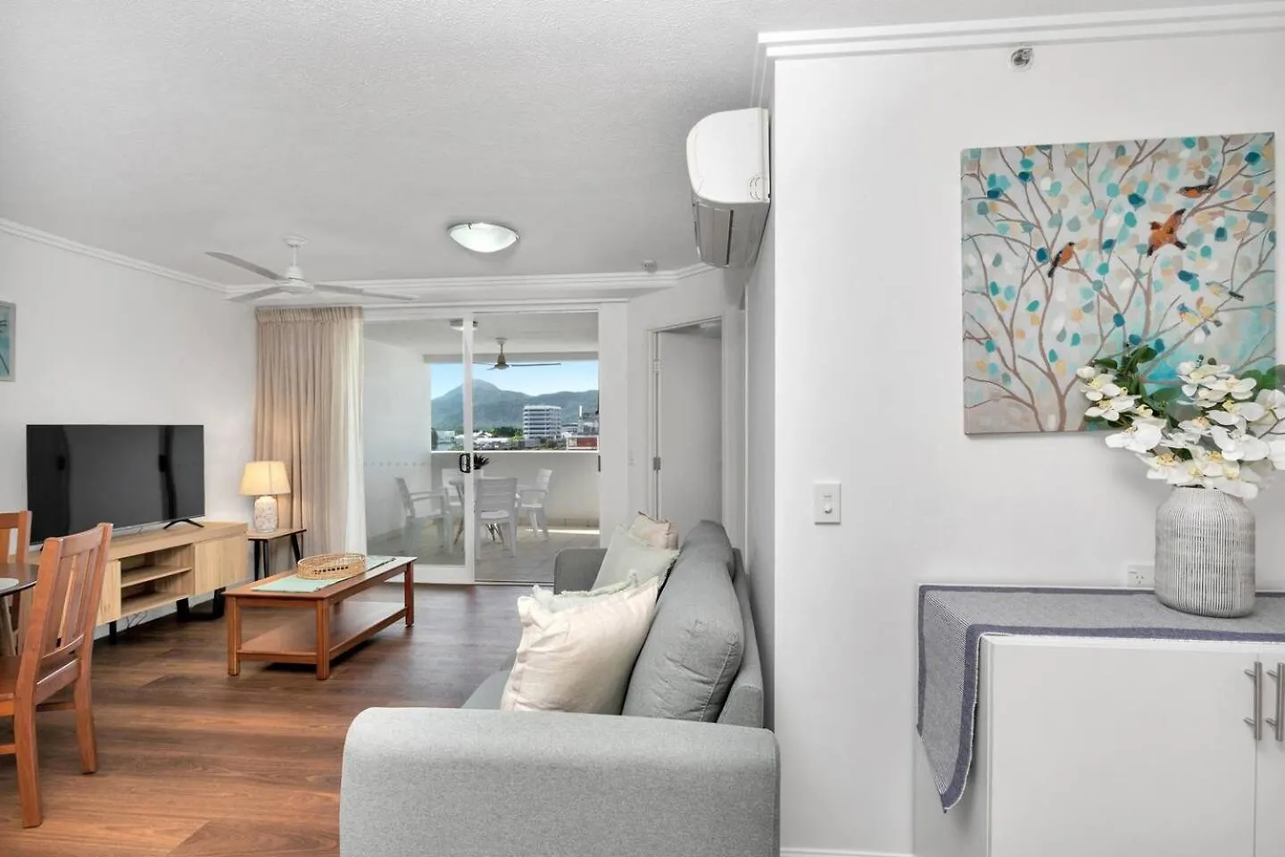 Apartment Easy Coastal Living In Cairns With Rooftop Pool