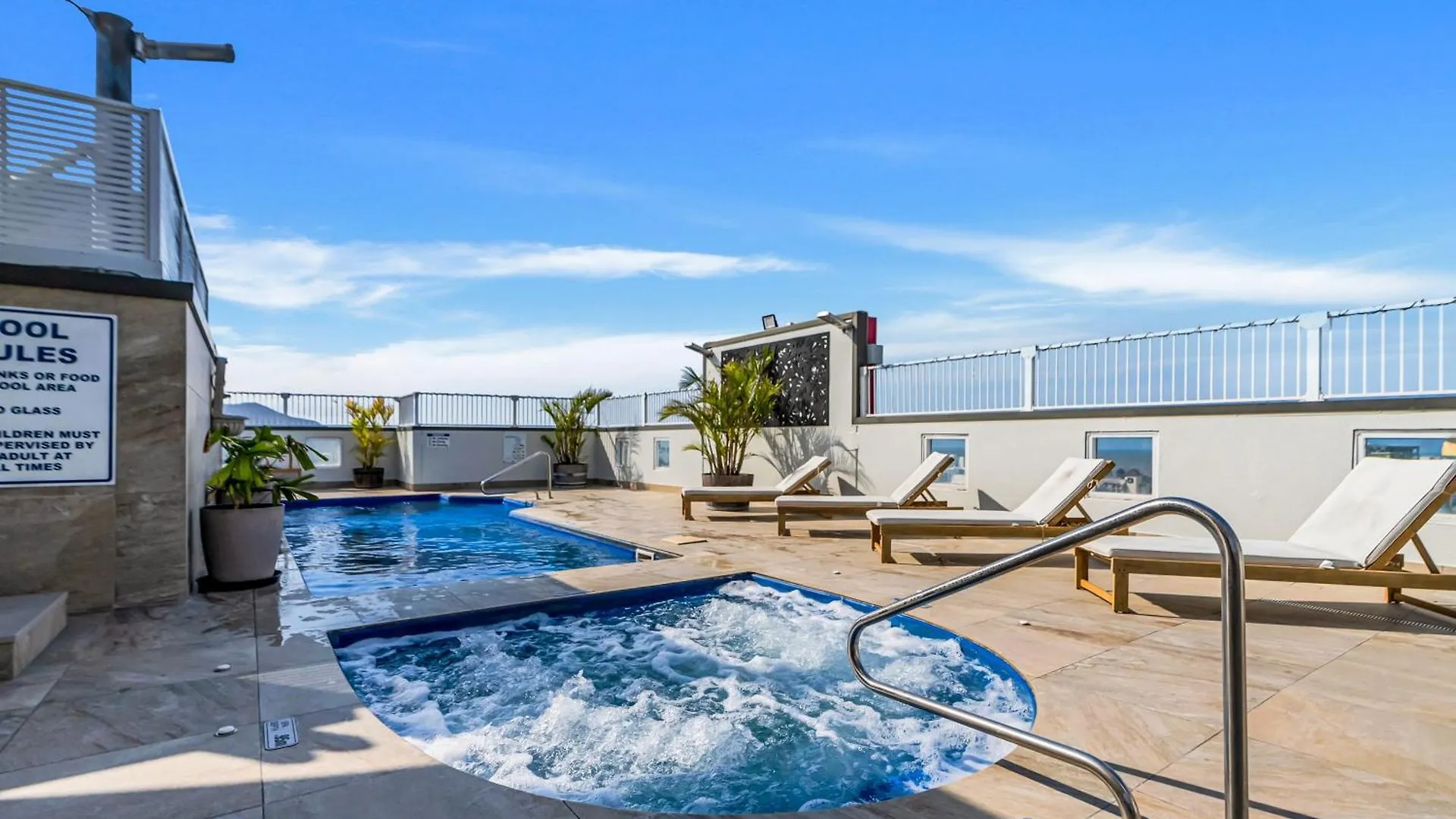 Apartment Easy Coastal Living In Cairns With Rooftop Pool