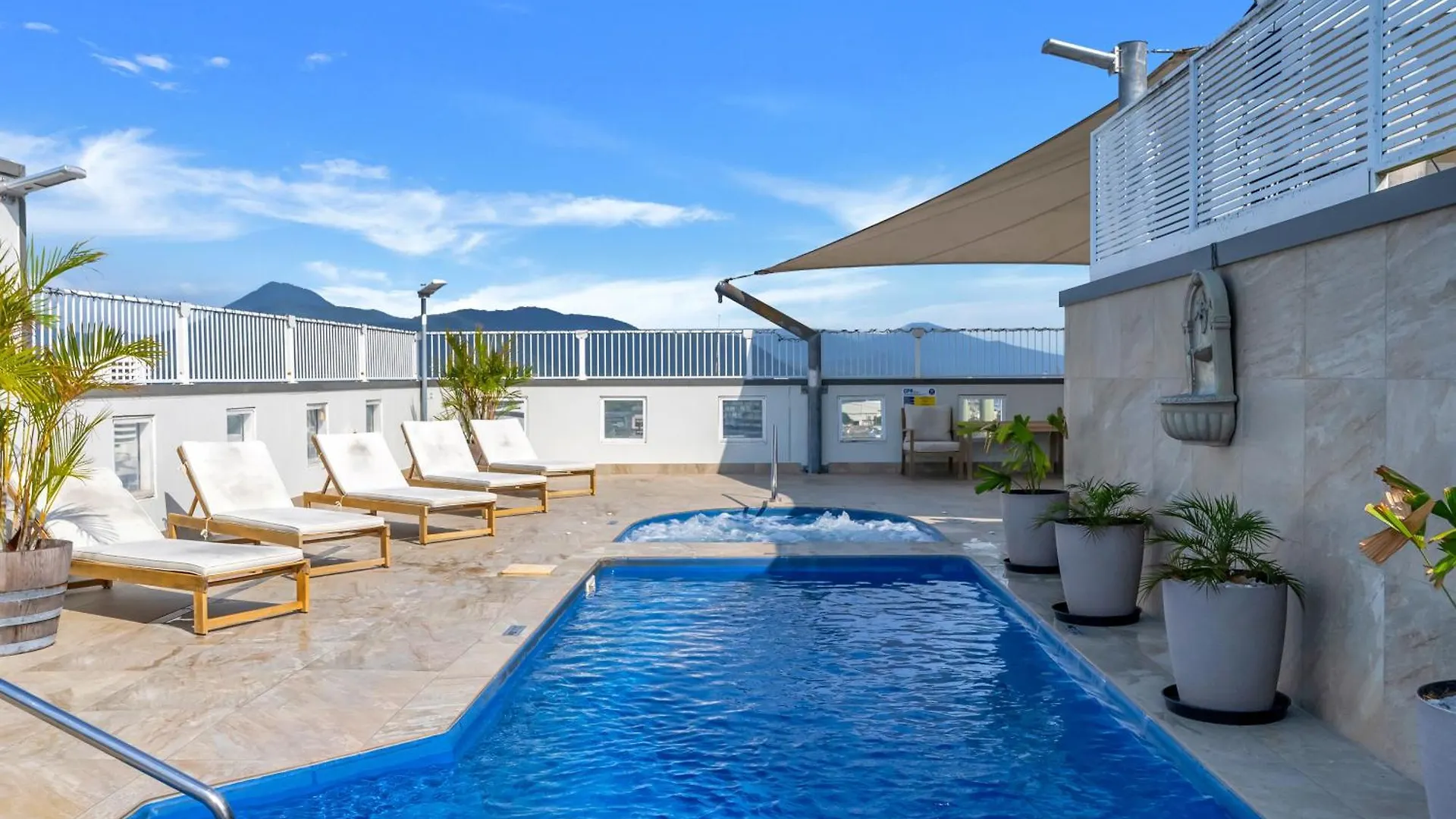 Easy Coastal Living In Cairns With Rooftop Pool location