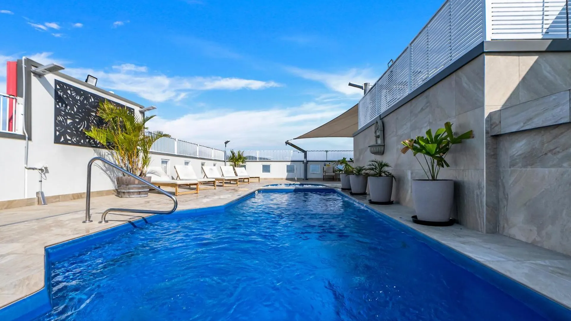 Easy Coastal Living In Cairns With Rooftop Pool
